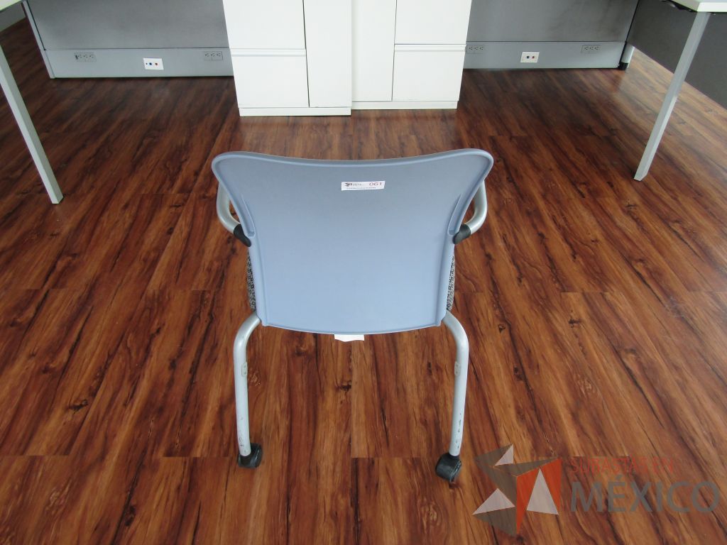 Lote 027 - 2 Sillas de visita con ruedas, asiento en tela con diseño en cuadricula - Imagen 5