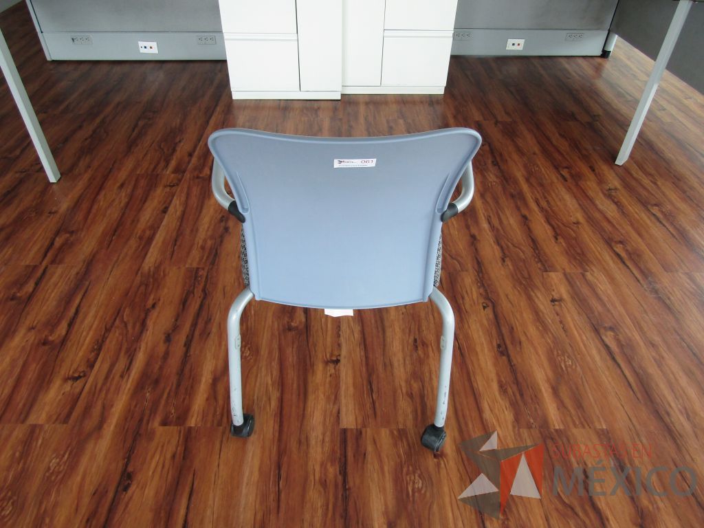 Lote 027 - 2 Sillas de visita con ruedas, asiento en tela con diseño en cuadricula - Imagen 6