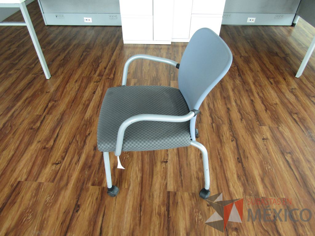 Lote 027 - 2 Sillas de visita con ruedas, asiento en tela con diseño en cuadricula - Imagen 7