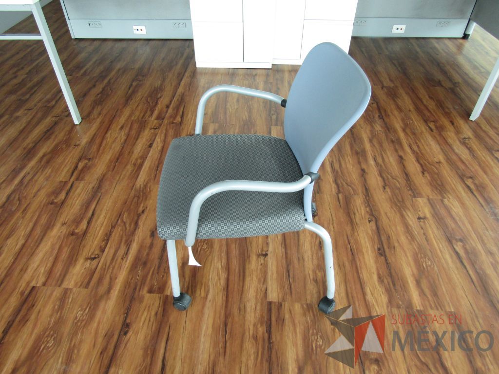 Lote 027 - 2 Sillas de visita con ruedas, asiento en tela con diseño en cuadricula - Imagen 8