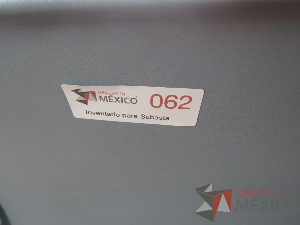 Lote 027 - 2 Sillas de visita con ruedas, asiento en tela con diseño en cuadricula - Imagen 9