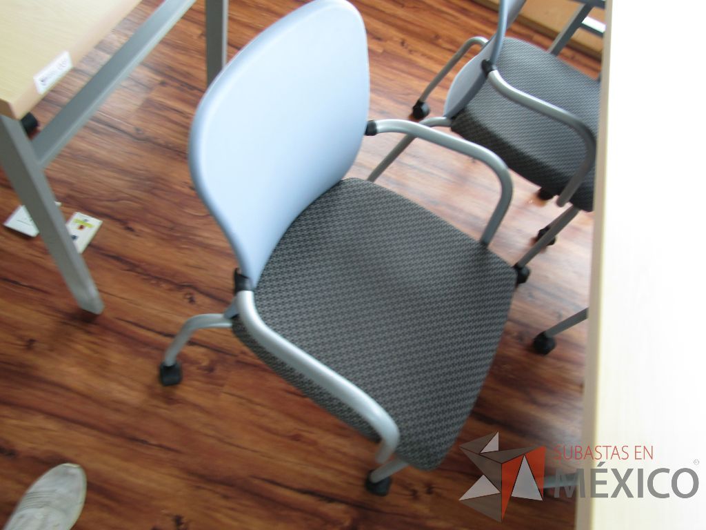 Lote 027 - 2 Sillas de visita con ruedas, asiento en tela con diseño en cuadricula - Imagen 10