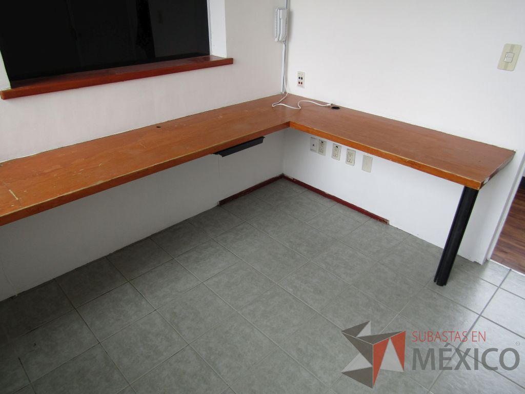 Lote 017 - Mesa de trabajo en escuadra, 1 pata metálica. (EMPOTRADA) - Imagen 2