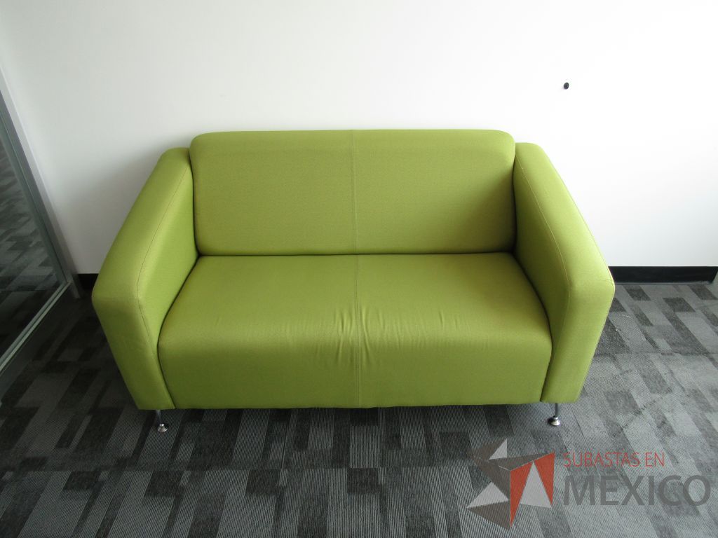 Lote 112 - Sillón de 2 plazas en tela color verde y 4 patas metálicas