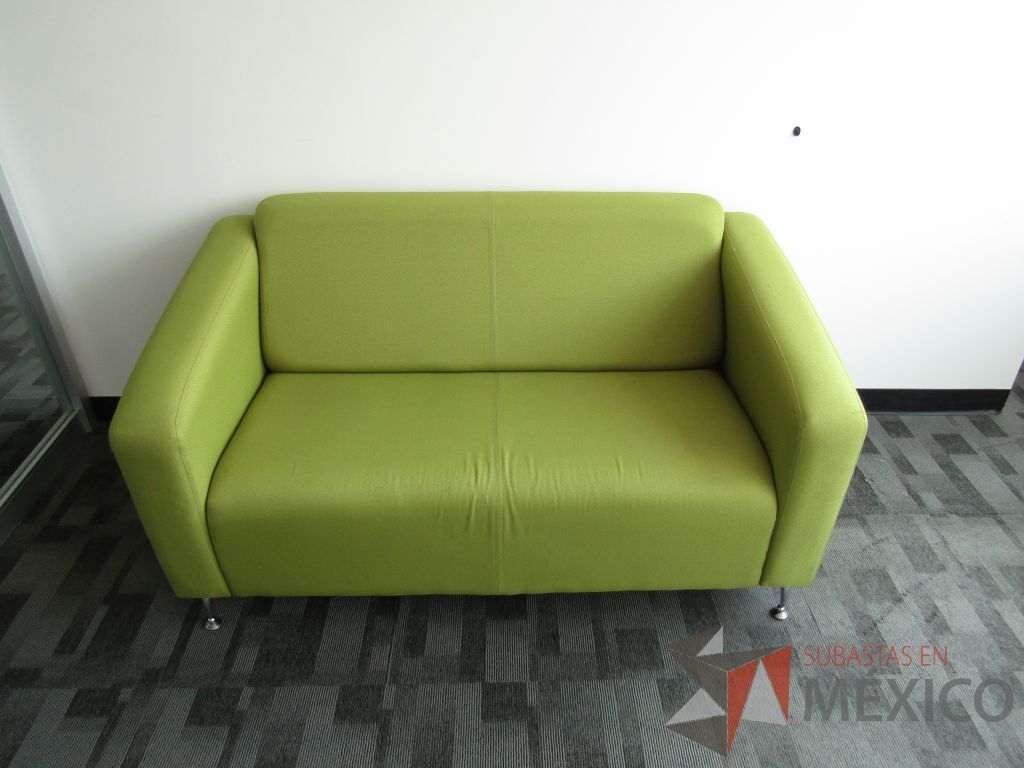 Lote 112 - Sillón de 2 plazas en tela color verde y 4 patas metálicas - Imagen 2