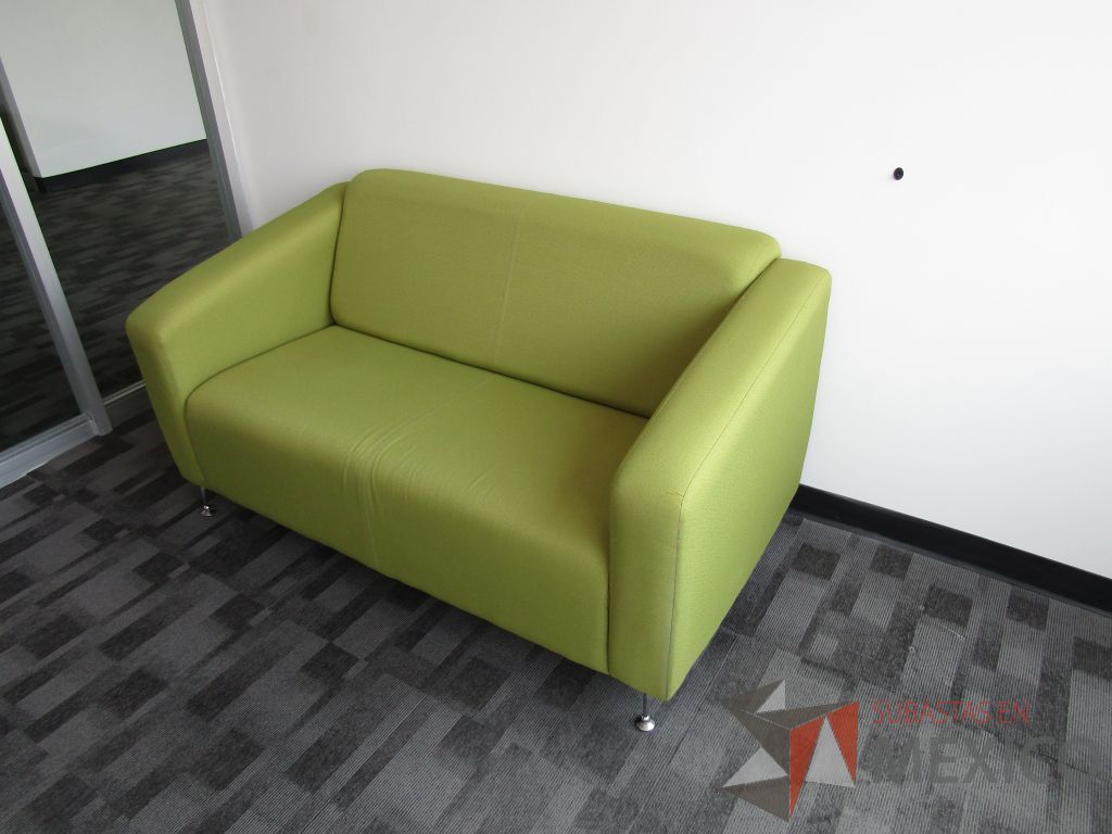 Lote 112 - Sillón de 2 plazas en tela color verde y 4 patas metálicas - Imagen 3