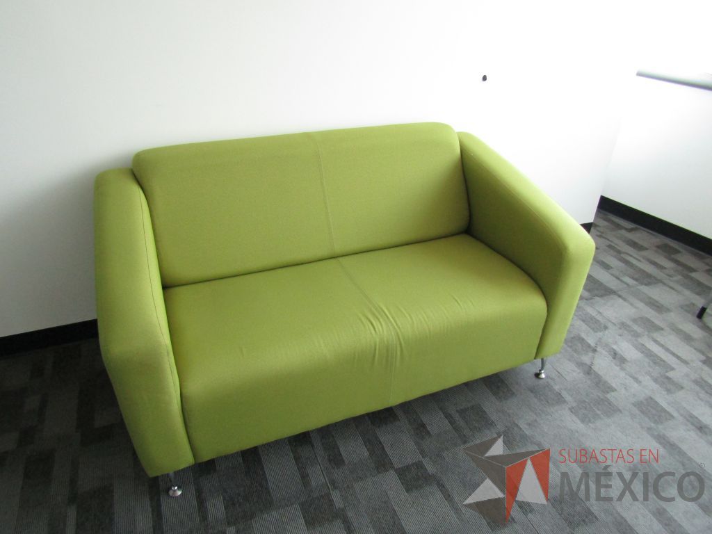 Lote 112 - Sillón de 2 plazas en tela color verde y 4 patas metálicas - Imagen 4