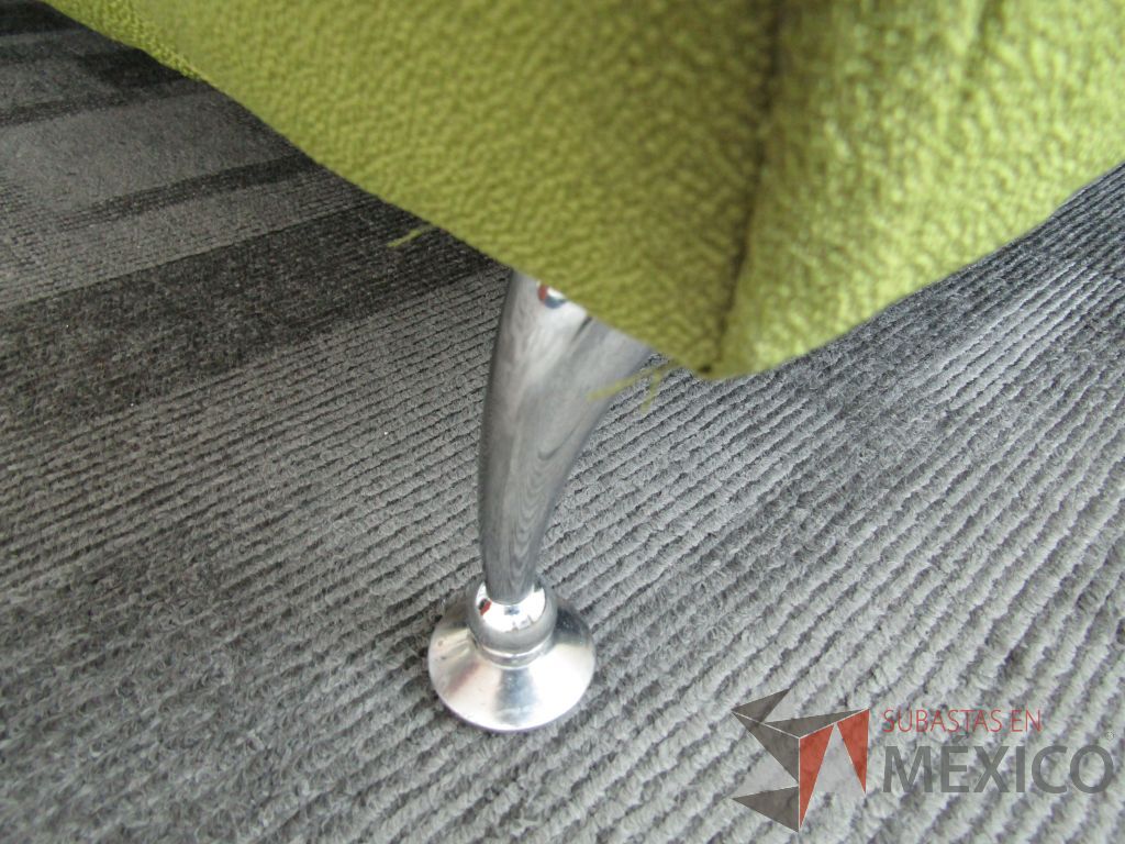 Lote 112 - Sillón de 2 plazas en tela color verde y 4 patas metálicas - Imagen 5