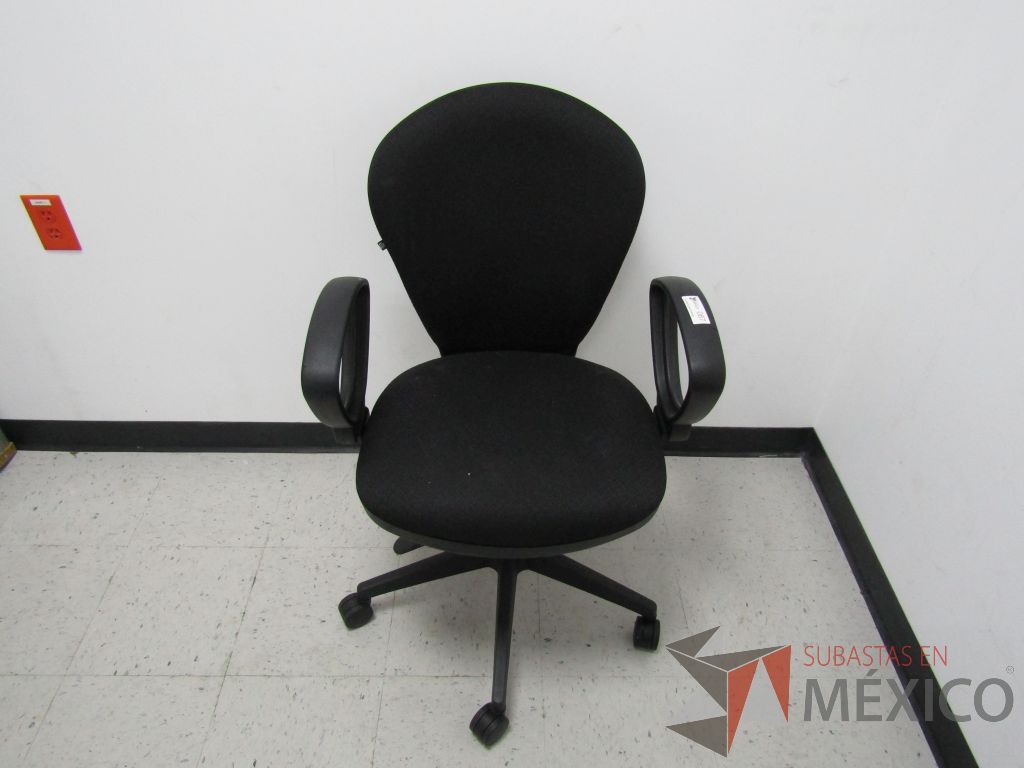 Lote 069 - Silla ejecutiva con ruedas, descansabrazos fijo, asiento y respaldo en tela color negro