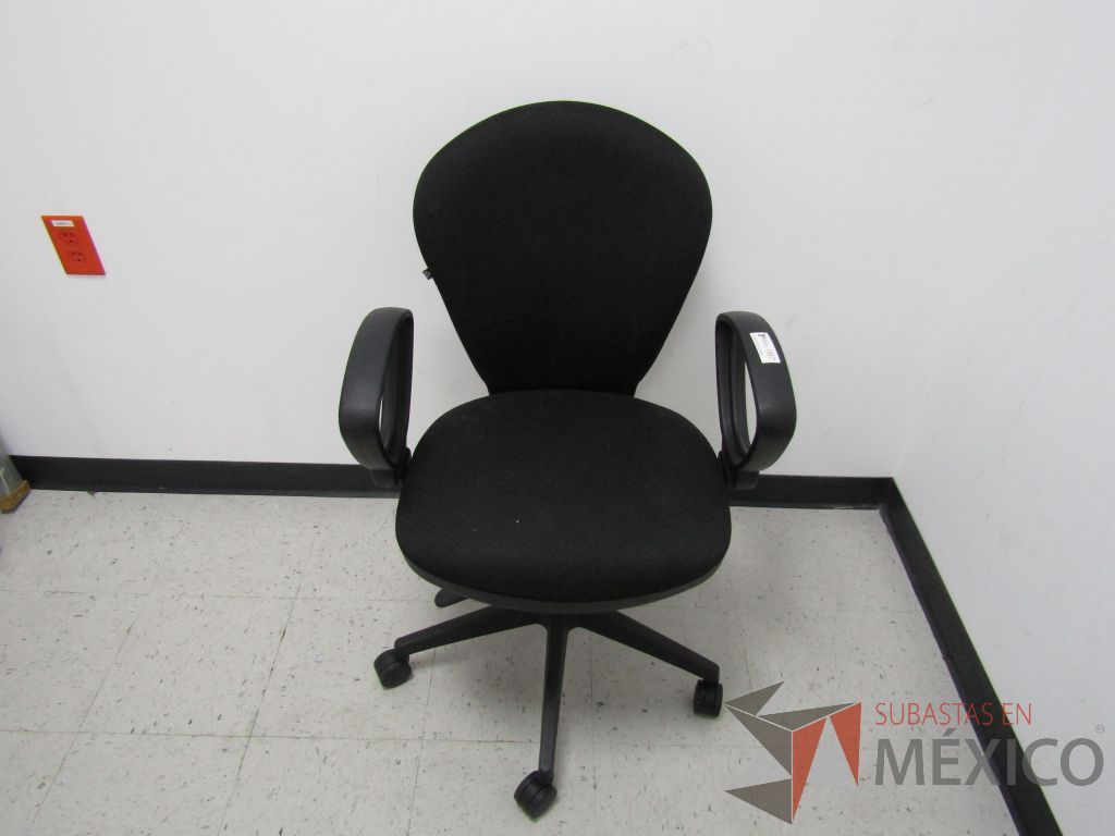 Lote 069 - Silla ejecutiva con ruedas, descansabrazos fijo, asiento y respaldo en tela color negro - Imagen 2