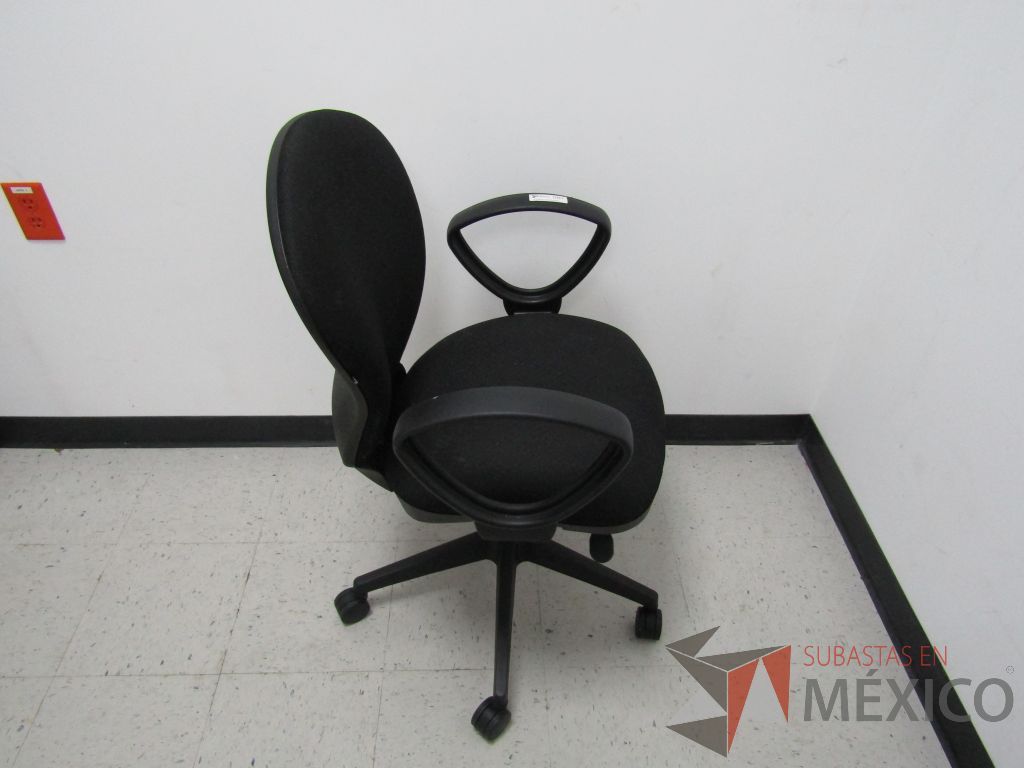 Lote 069 - Silla ejecutiva con ruedas, descansabrazos fijo, asiento y respaldo en tela color negro - Imagen 3