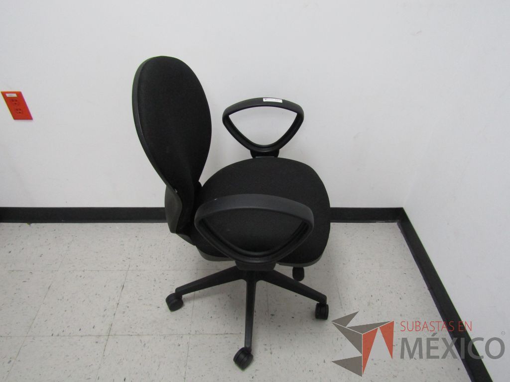 Lote 069 - Silla ejecutiva con ruedas, descansabrazos fijo, asiento y respaldo en tela color negro - Imagen 4