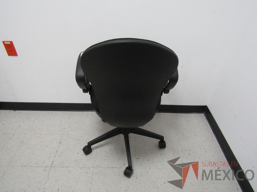 Lote 069 - Silla ejecutiva con ruedas, descansabrazos fijo, asiento y respaldo en tela color negro - Imagen 5