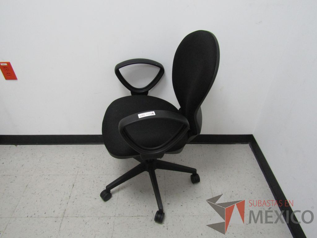 Lote 069 - Silla ejecutiva con ruedas, descansabrazos fijo, asiento y respaldo en tela color negro - Imagen 6