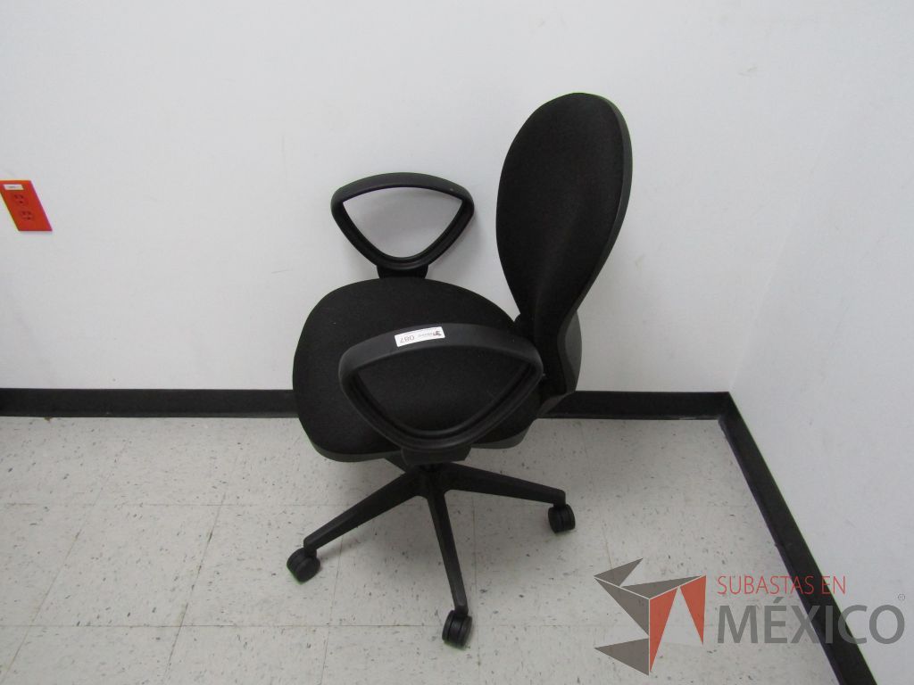 Lote 069 - Silla ejecutiva con ruedas, descansabrazos fijo, asiento y respaldo en tela color negro - Imagen 7