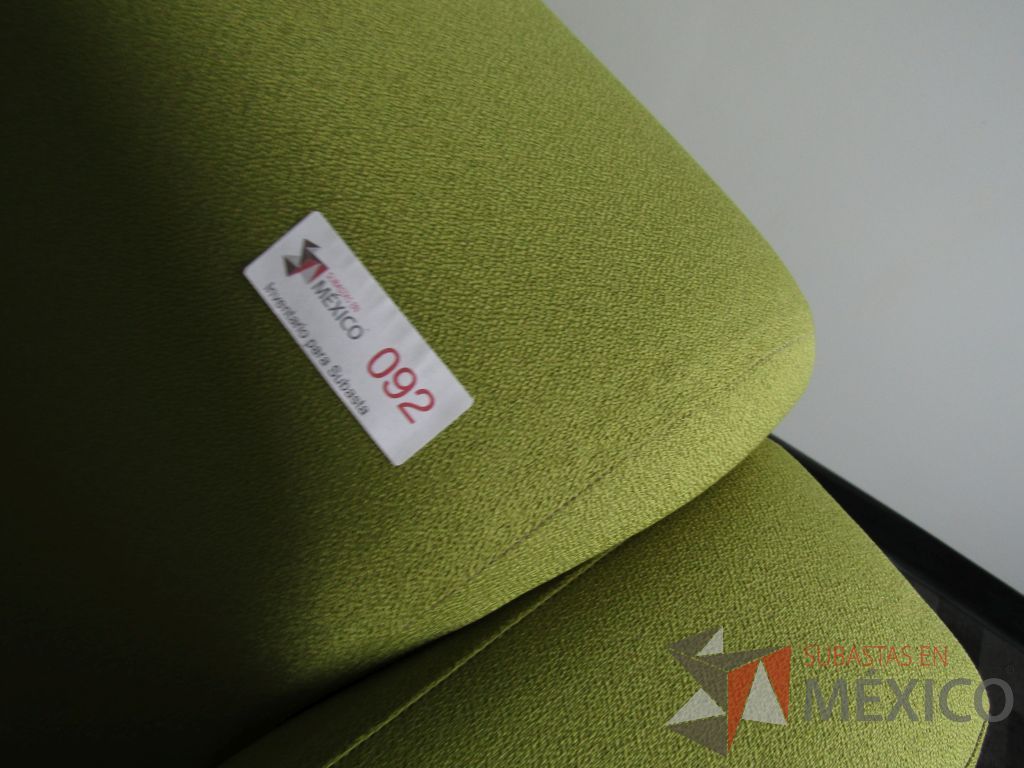 Lote 112 - Sillón de 2 plazas en tela color verde y 4 patas metálicas - Imagen 7