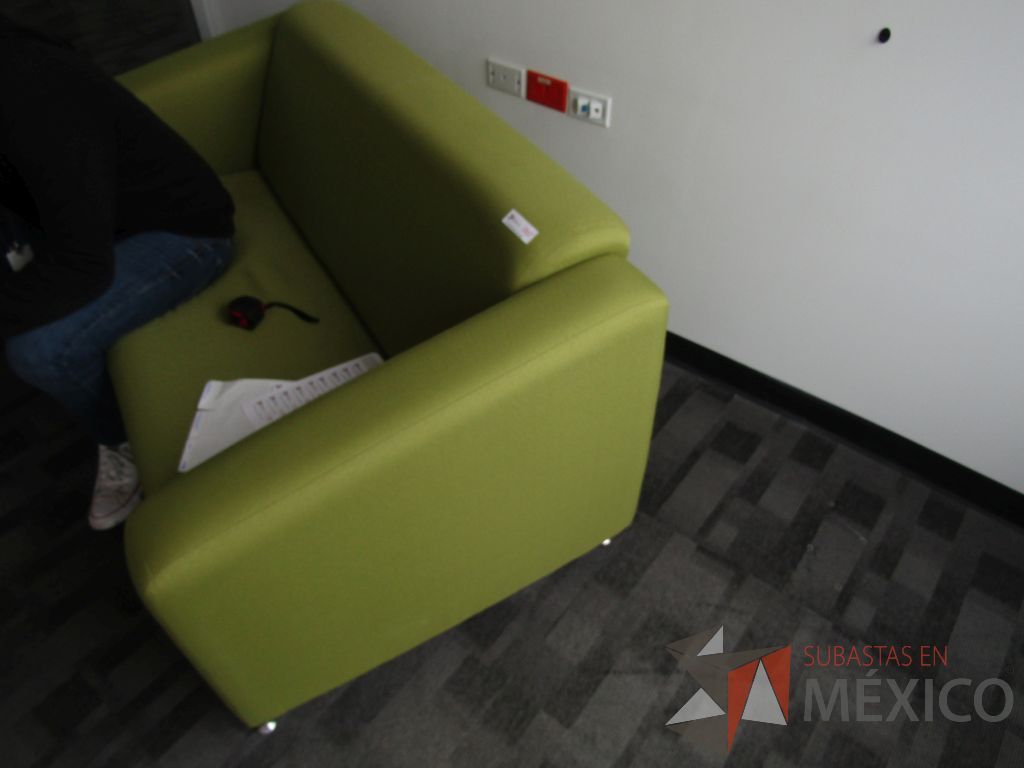 Lote 112 - Sillón de 2 plazas en tela color verde y 4 patas metálicas - Imagen 8
