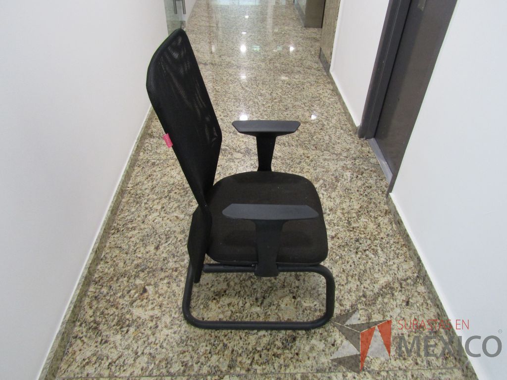 Lote 122 - Silla tipo trineo, descansabrazo fijo, asiento en tela color negro y respaldo en malla - Imagen 4
