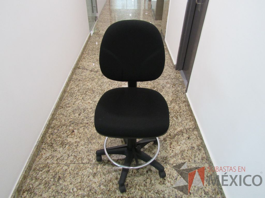 Lote 124 - Silla secretarial con ruedas, descansapies, asiento y respaldo en tela color negro