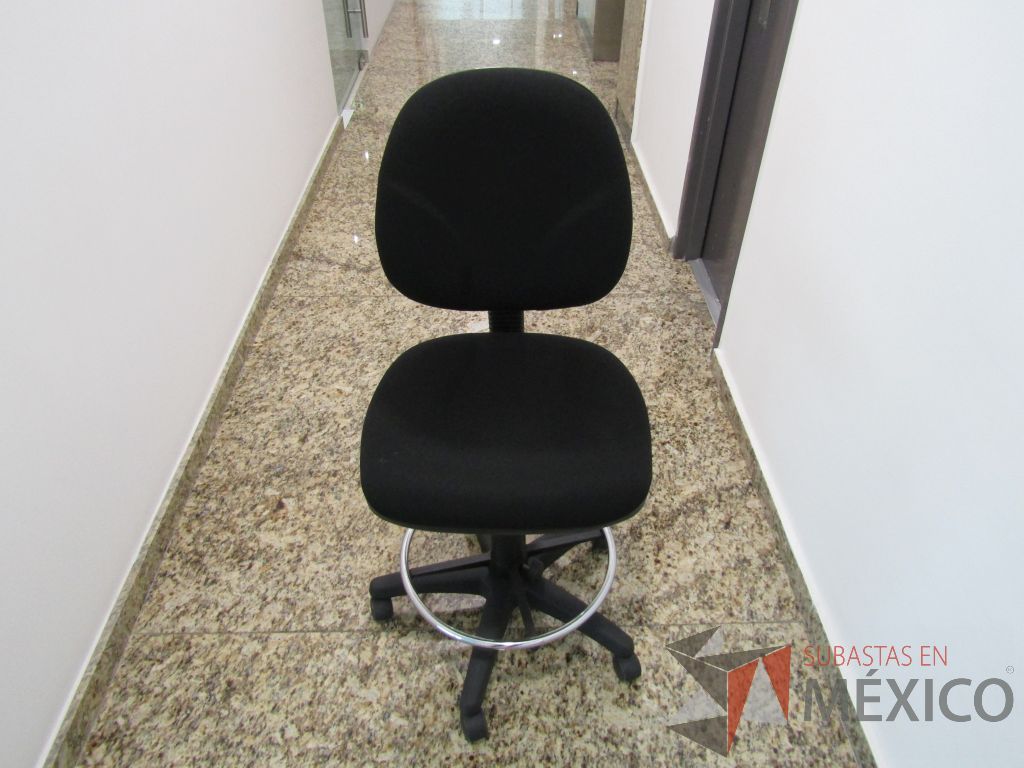 Lote 124 - Silla secretarial con ruedas, descansapies, asiento y respaldo en tela color negro - Imagen 2