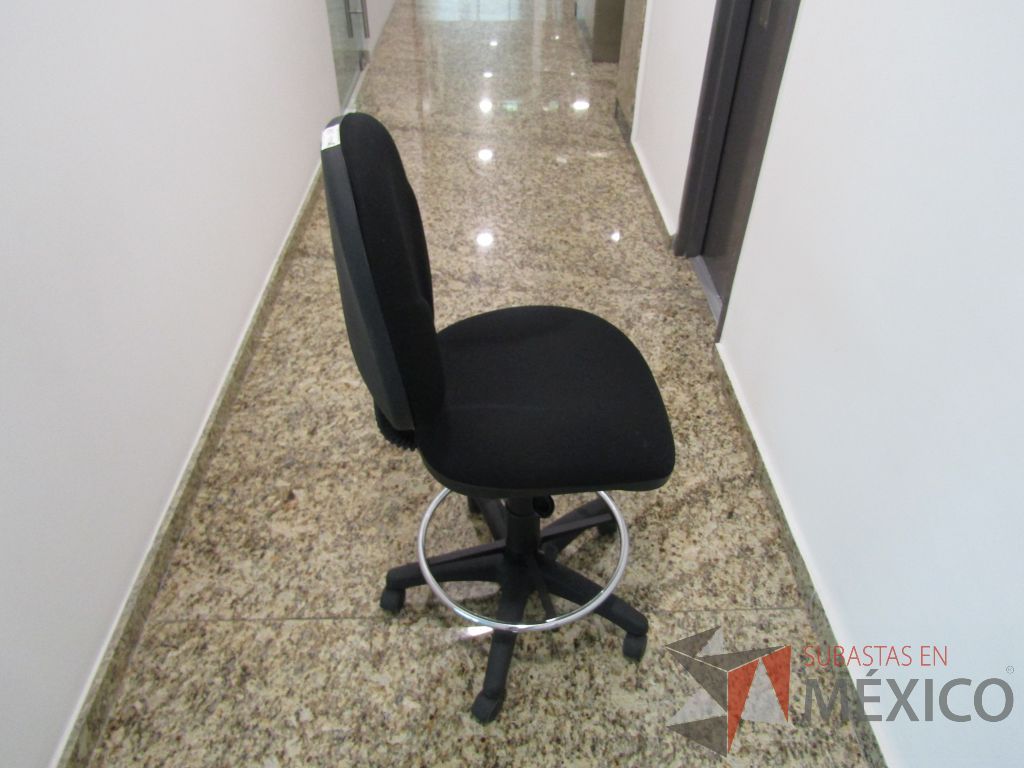 Lote 124 - Silla secretarial con ruedas, descansapies, asiento y respaldo en tela color negro - Imagen 3