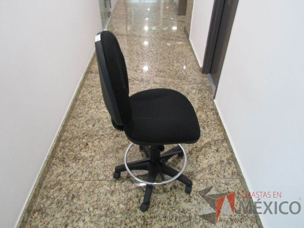 Lote 124 - Silla secretarial con ruedas, descansapies, asiento y respaldo en tela color negro - Imagen 4