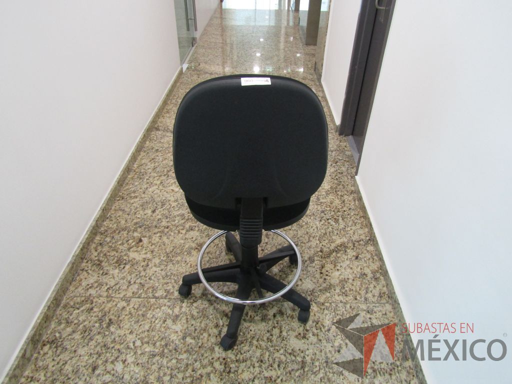 Lote 124 - Silla secretarial con ruedas, descansapies, asiento y respaldo en tela color negro - Imagen 5