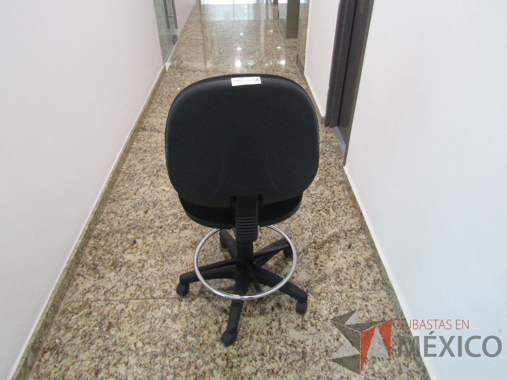 Lote 124 - Silla secretarial con ruedas, descansapies, asiento y respaldo en tela color negro - Imagen 6