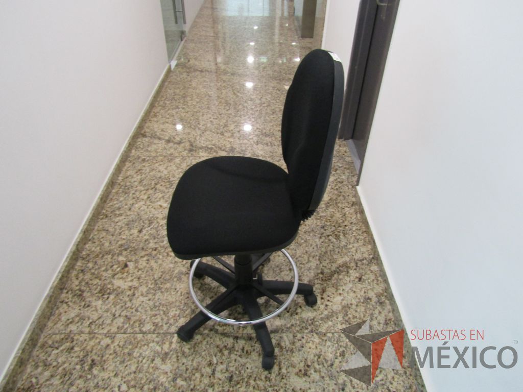 Lote 124 - Silla secretarial con ruedas, descansapies, asiento y respaldo en tela color negro - Imagen 7
