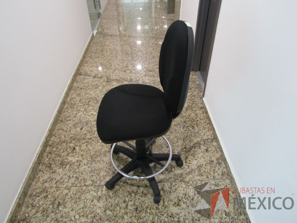 Lote 124 - Silla secretarial con ruedas, descansapies, asiento y respaldo en tela color negro - Imagen 8
