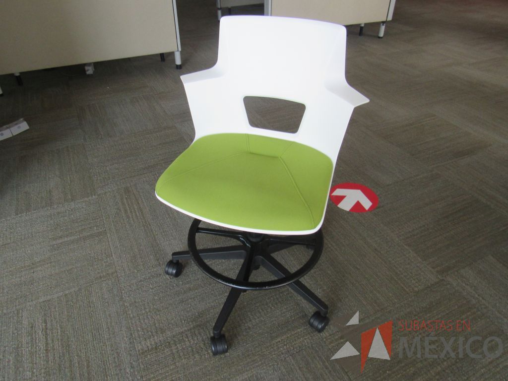 Lote 0020 - 2 Sillas altas con descansa pies, ruedas, asiento y respaldo liso color blanco y cojin color verde