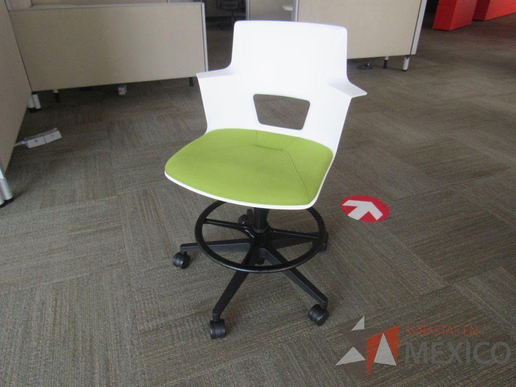 Lote 0020 - 2 Sillas altas con descansa pies, ruedas, asiento y respaldo liso color blanco y cojin color verde - Imagen 3