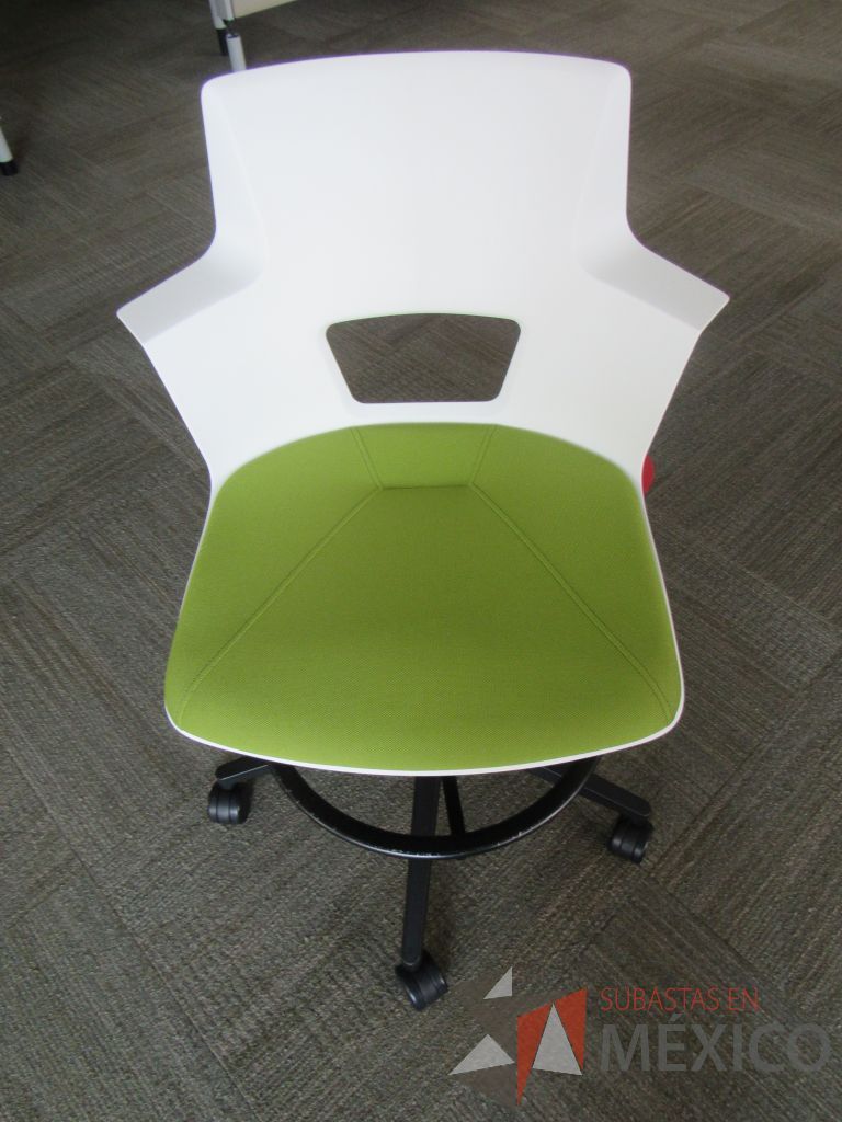 Lote 0020 - 2 Sillas altas con descansa pies, ruedas, asiento y respaldo liso color blanco y cojin color verde - Imagen 4