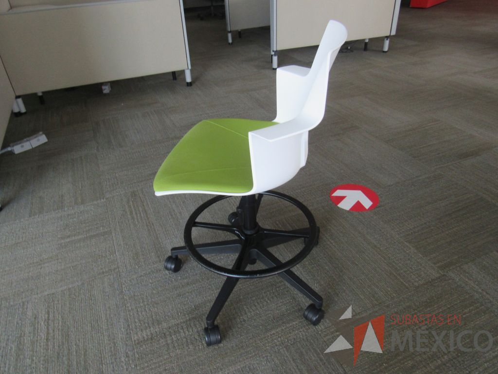 Lote 0020 - 2 Sillas altas con descansa pies, ruedas, asiento y respaldo liso color blanco y cojin color verde - Imagen 5