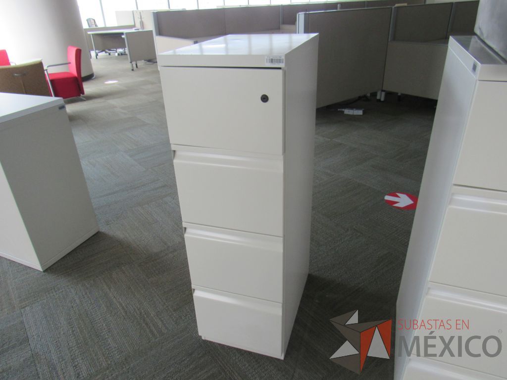 Lote 076 - Archivero metálico vertical de 3 cajones y 1 puerta color beige - Imagen 2