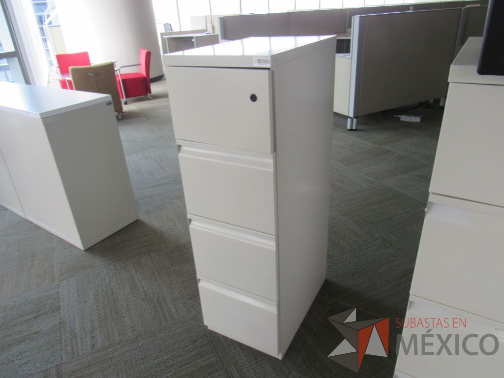 Lote 076 - Archivero metálico vertical de 3 cajones y 1 puerta color beige - Imagen 3