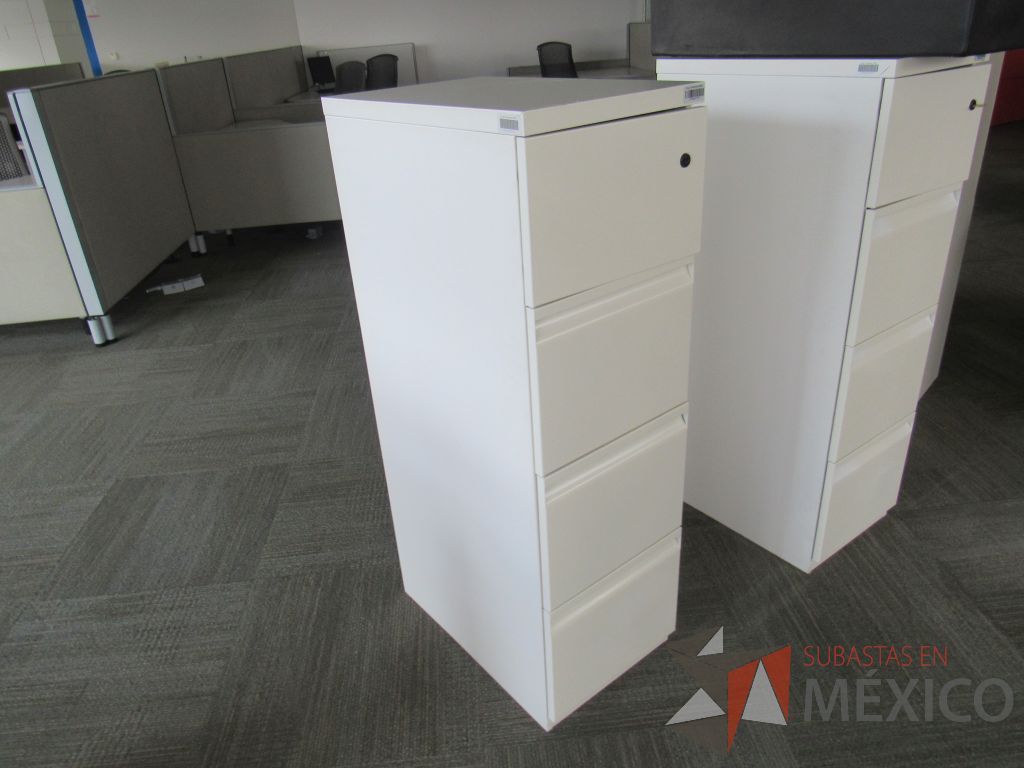Lote 076 - Archivero metálico vertical de 3 cajones y 1 puerta color beige - Imagen 4