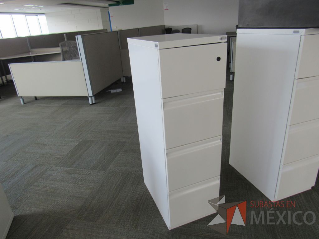 Lote 076 - Archivero metálico vertical de 3 cajones y 1 puerta color beige - Imagen 5
