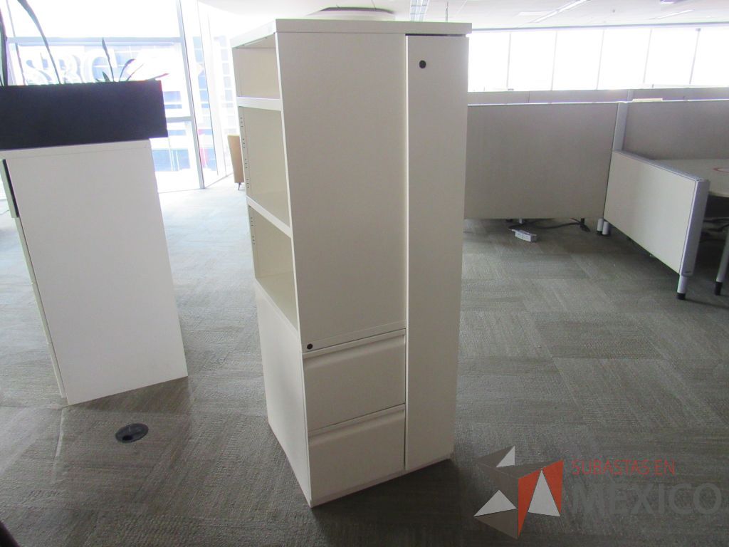 Lote 0256 - 2 Gabinetes altos con 2 cajones, 1 puerta y 2 entrepaños color beige - Imagen 4