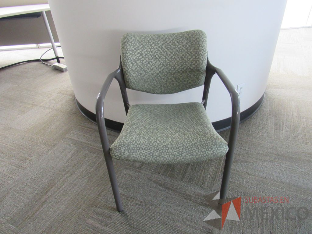 Lote 0047 -2 Sillas de visita con 4 patas metálicas con asiento y respaldo en tela color verde - Imagen 2