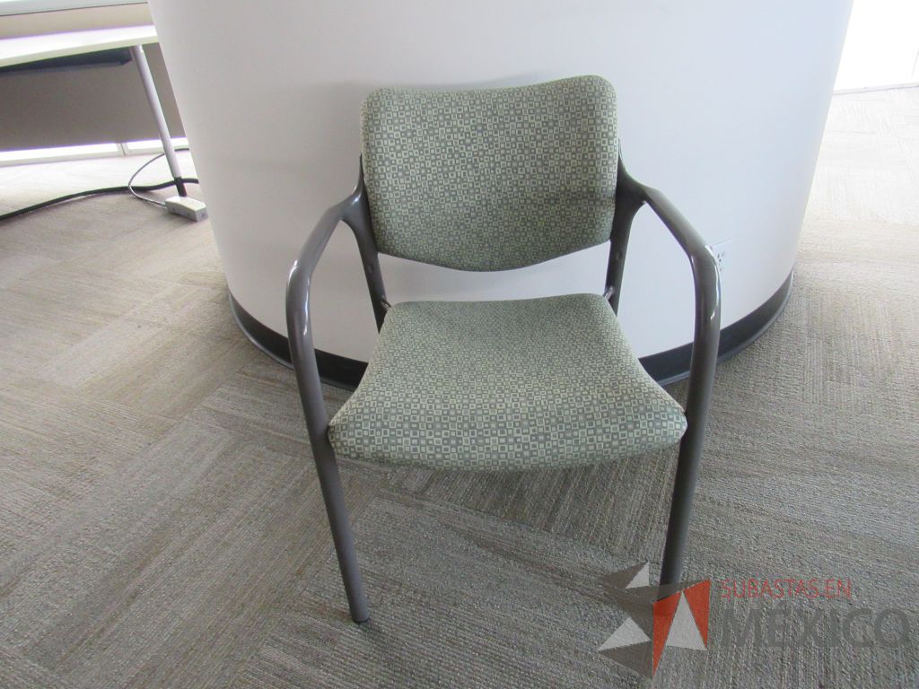 Lote 0047 -2 Sillas de visita con 4 patas metálicas con asiento y respaldo en tela color verde