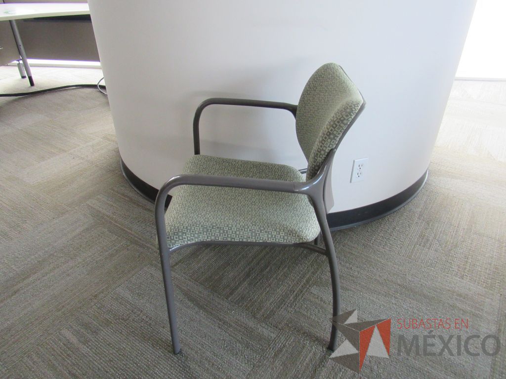 Lote 0047 -2 Sillas de visita con 4 patas metálicas con asiento y respaldo en tela color verde - Imagen 3