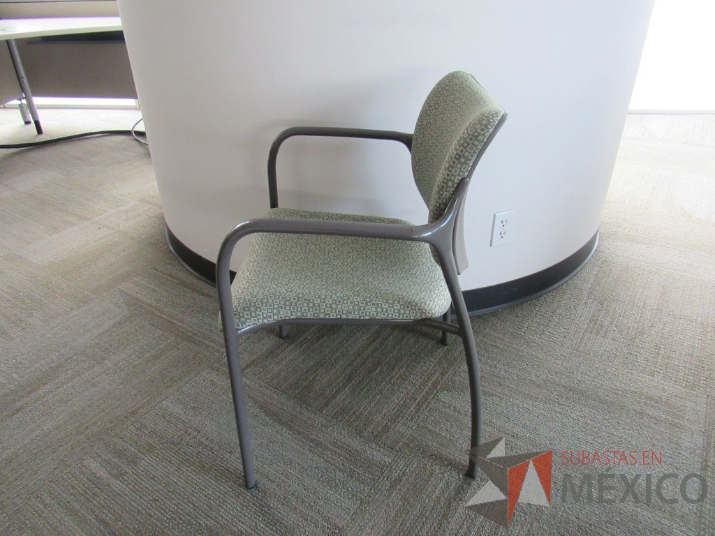 Lote 0047 -2 Sillas de visita con 4 patas metálicas con asiento y respaldo en tela color verde - Imagen 4