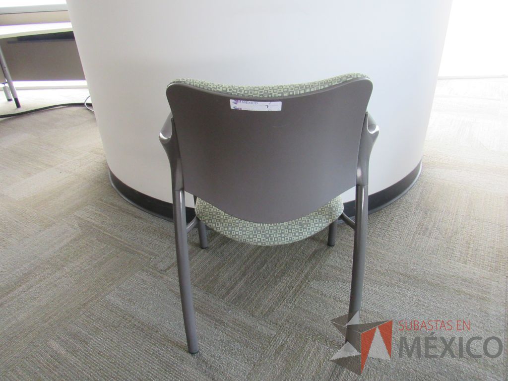 Lote 0047 -2 Sillas de visita con 4 patas metálicas con asiento y respaldo en tela color verde - Imagen 5
