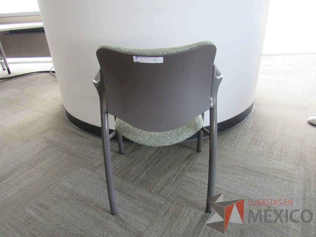 Lote 0047 -2 Sillas de visita con 4 patas metálicas con asiento y respaldo en tela color verde - Imagen 6