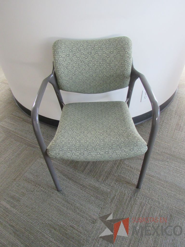 Lote 0047 -2 Sillas de visita con 4 patas metálicas con asiento y respaldo en tela color verde - Imagen 7