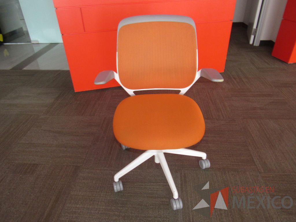 Lote 0179 - 2 Sillas Steelcase Conference Chair Cobi color naranja