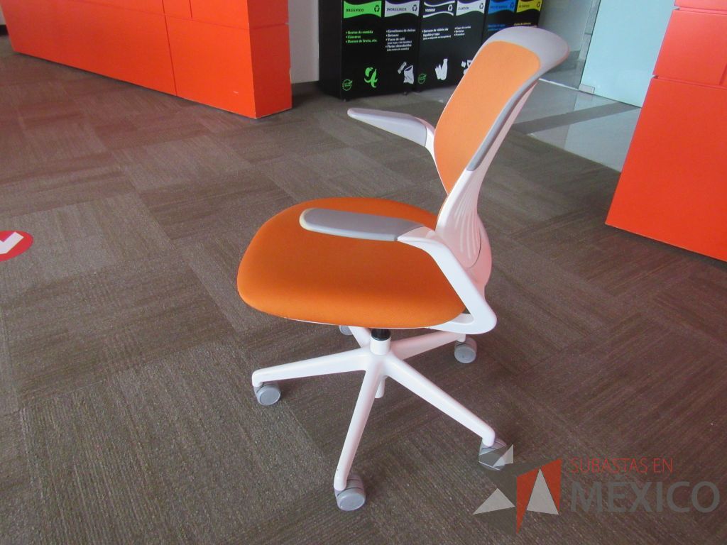 Lote 0179 - 2 Sillas Steelcase Conference Chair Cobi color naranja - Imagen 2