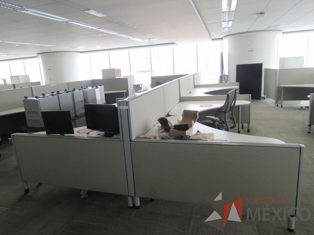Lote 0022 - 2 Estaciones de trabajo para 9 personas con cubiertas mampara metálica color beige y 9 archiveros móviles de 2 cajones - Imagen 3