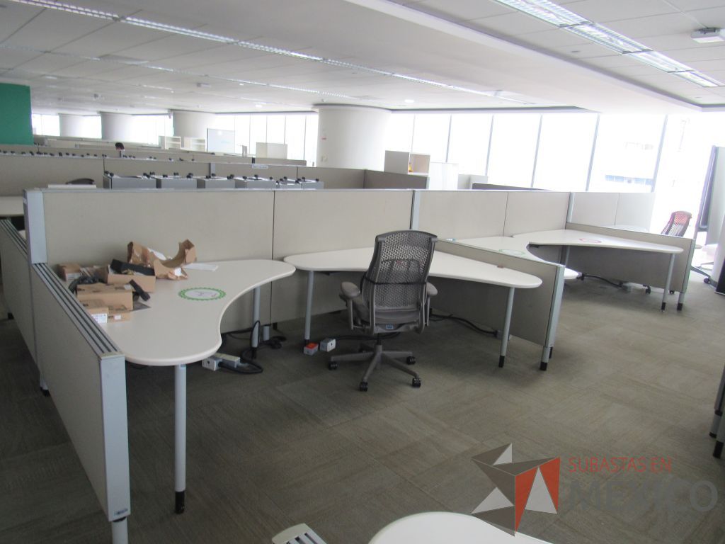 Lote 0022 - 2 Estaciones de trabajo para 9 personas con cubiertas mampara metálica color beige y 9 archiveros móviles de 2 cajones - Imagen 4